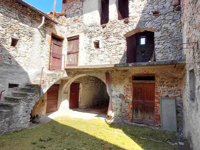 Casa con 6 locali in vendita in Via Pasubio A, Castello, Castelveccana