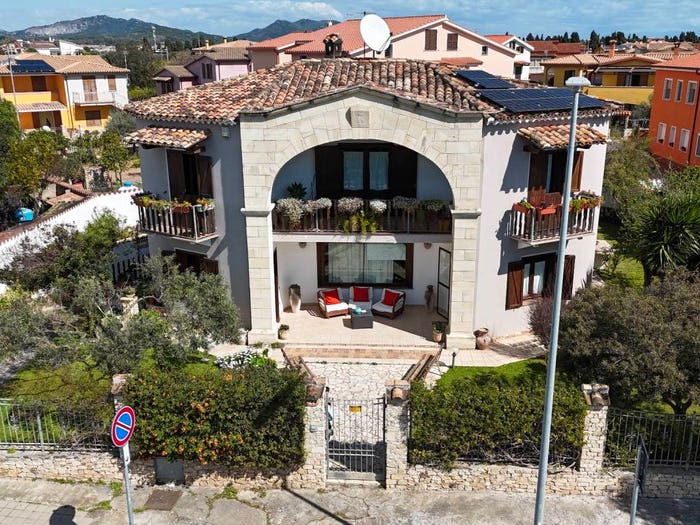 Casa con 6 locali in vendita in Via Sant'Efisio, Centro, Pula