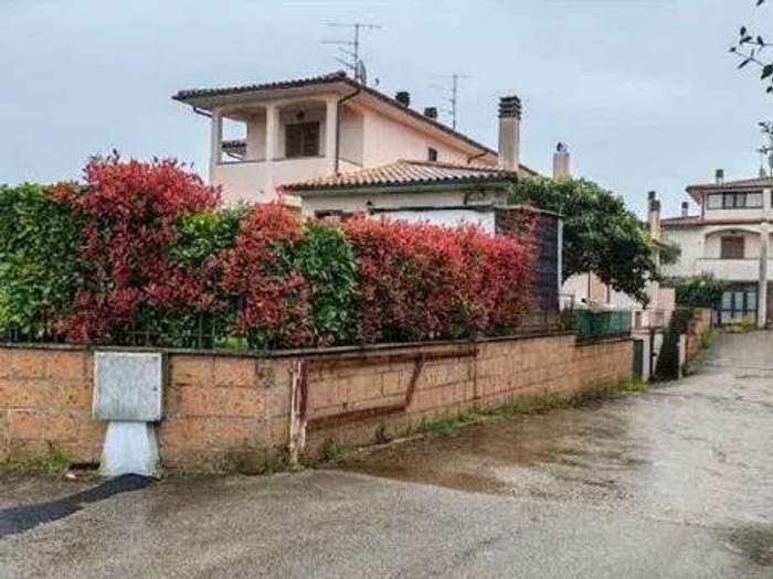 Casa con 6 locali in vendita in Via Re Gustavo Vi Di Svezia, Centro, Barbarano Romano