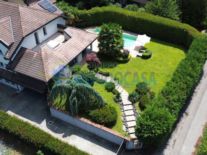 Casa con 6 locali in vendita in Strada Privata del Golf, Centro, Carimate