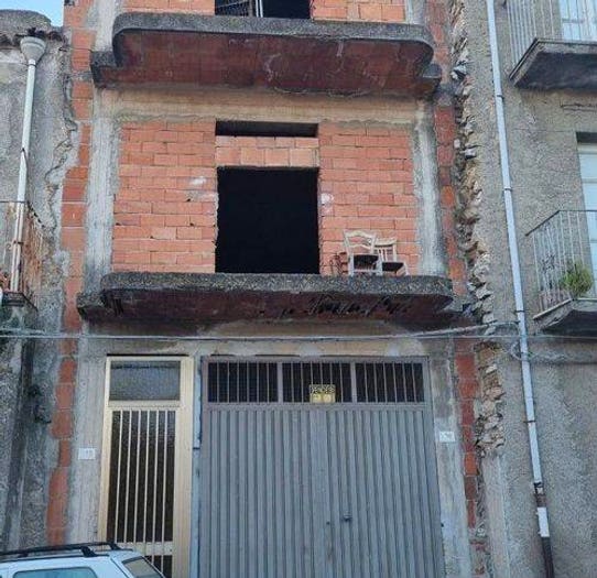 Casa quadrilocale in vendita in Via Nazionale, Mazzarrà Sant'Andrea