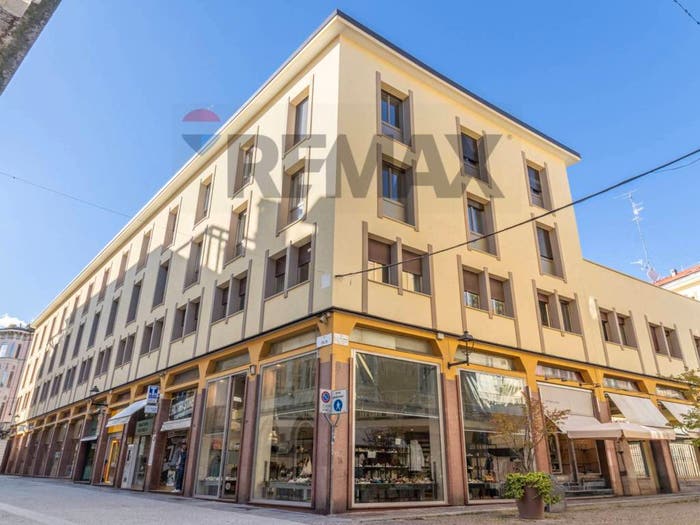 Appartamento trilocale in vendita in Via XX Settembre, Centro Storico, Biella