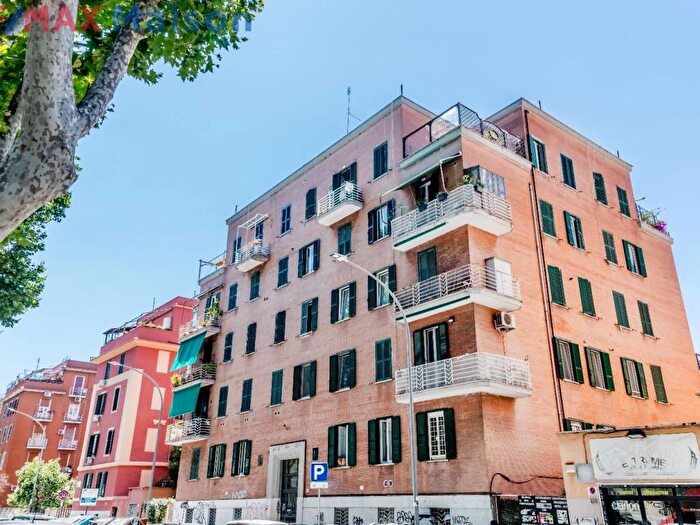 Appartamento trilocale in vendita in Via Cesare Baronio, Appio Latino, Roma