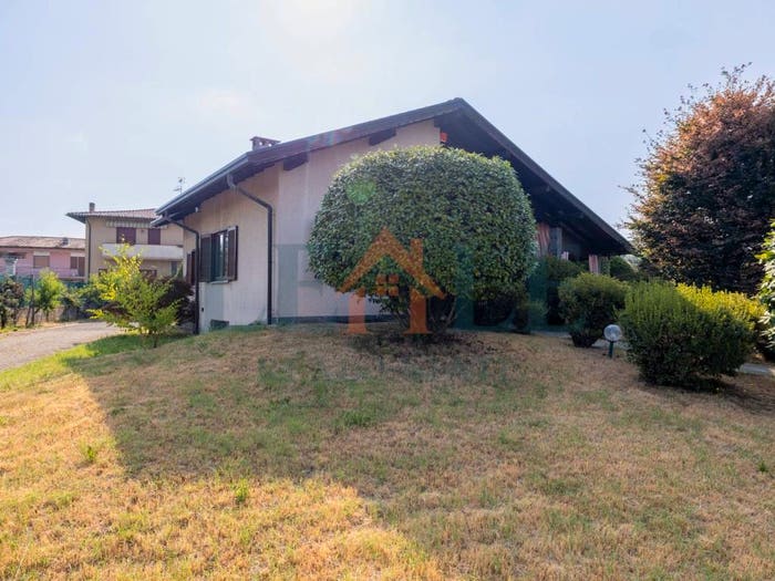 Casa con 5 locali in vendita in Via Monte Rosa, Pombia