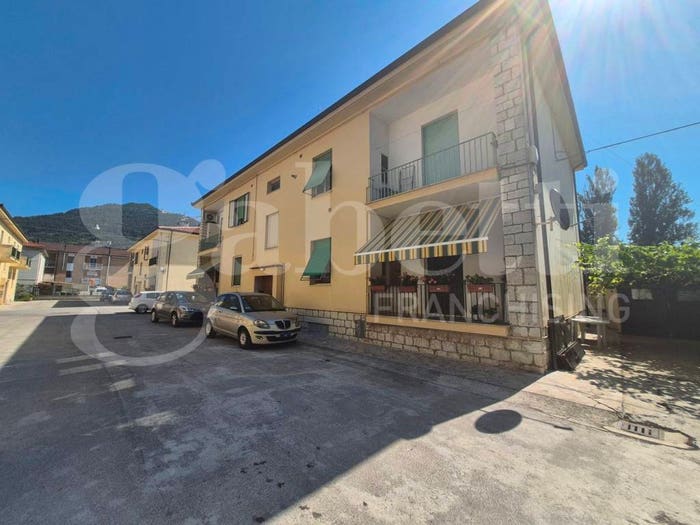Appartamento quadrilocale in vendita in Via Perugina, Centro, Gubbio