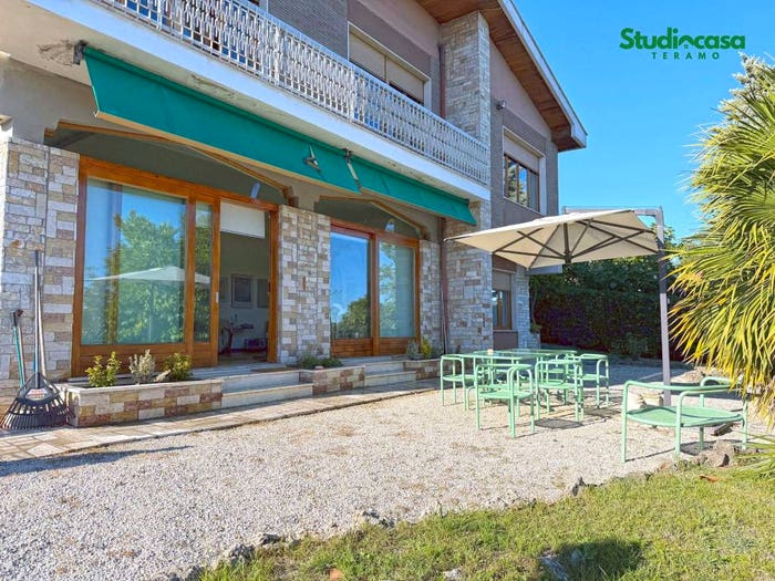 Casa con 6 locali in vendita in Viale dell'Annunziata, Centro, Castellalto