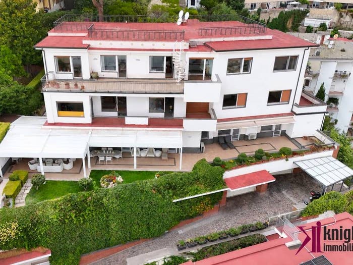 Casa con 6 locali in vendita in Via Privata del Parco Comola Ricci, Vomero, Napoli