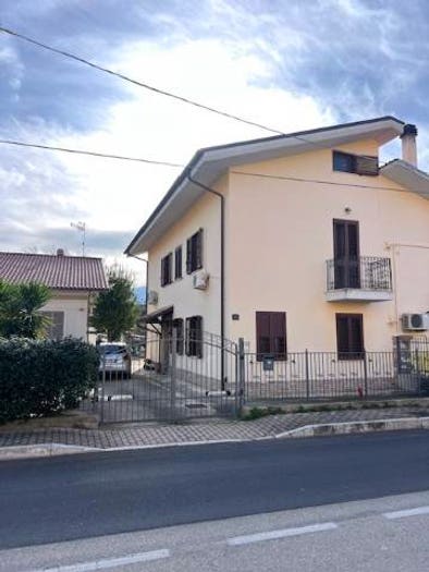 Casa quadrilocale in vendita in Strada Provinciale AlannoScafa, Feliciantonio, Alanno