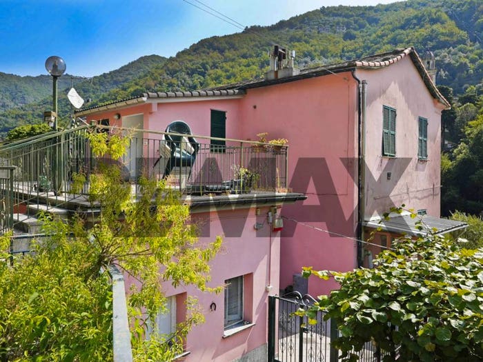 Casa con 6 locali in vendita in Via del Piano, Avegno Chiesa, Avegno