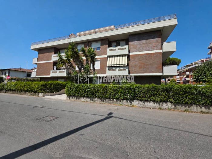 Appartamento quadrilocale in vendita in Via Magliano, Marina di Massa Centro, Massa