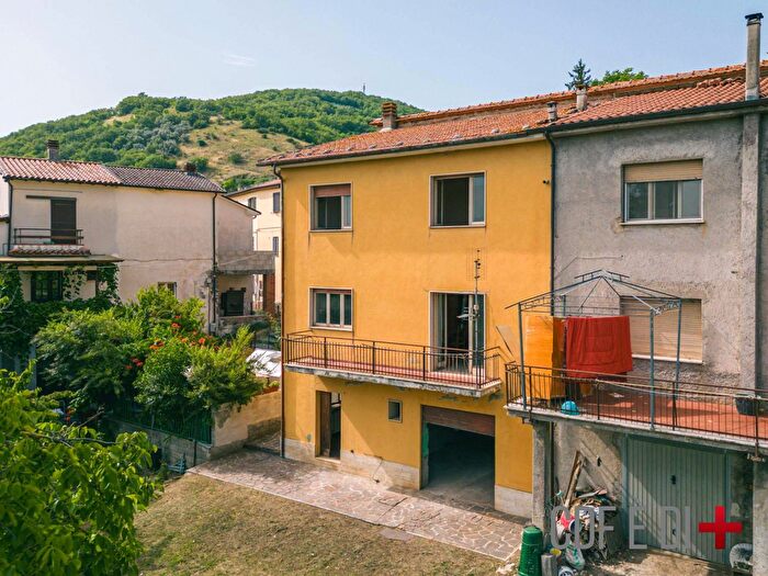 Casa quadrilocale in vendita in Via Peschiera, Rivodutri