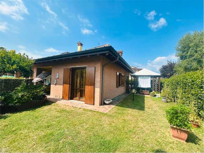 Casa con 6 locali in vendita in Via Mascagni, Centro, Angera