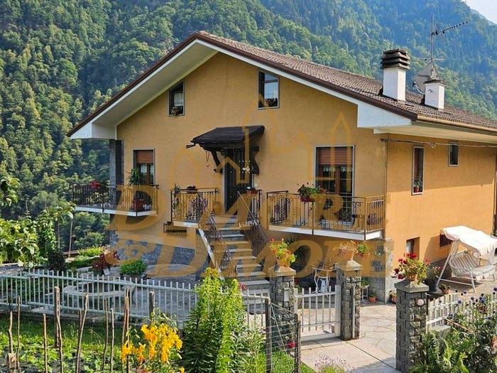 Casa con 6 locali in vendita in CalascaCastiglione
