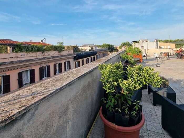 Appartamento trilocale in vendita in via Natale del Grande, Trastevere, Roma