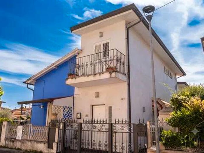 Casa quadrilocale in vendita in Via Sydney Sonnino, Torre del Lago, Viareggio