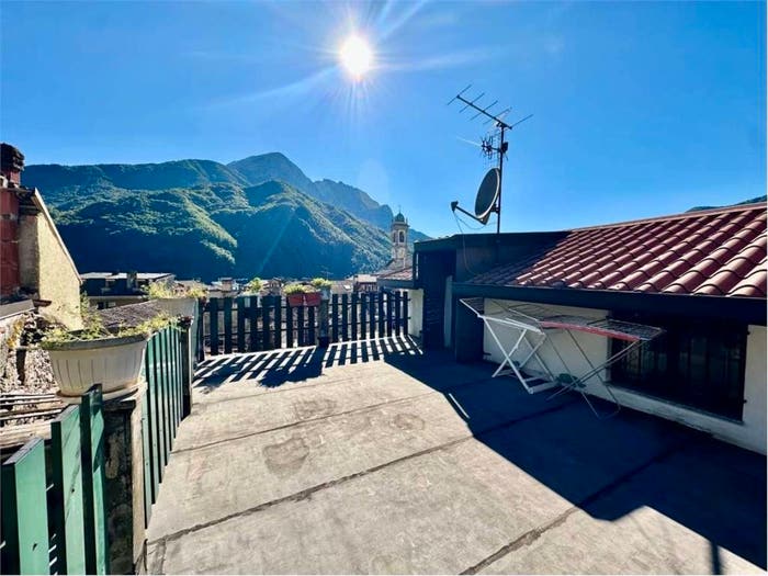 Casa con 6 locali in vendita in via manzoni, Introbio