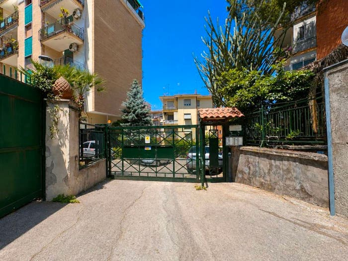 Appartamento trilocale in vendita in Via San Domenico, Vomero, Napoli