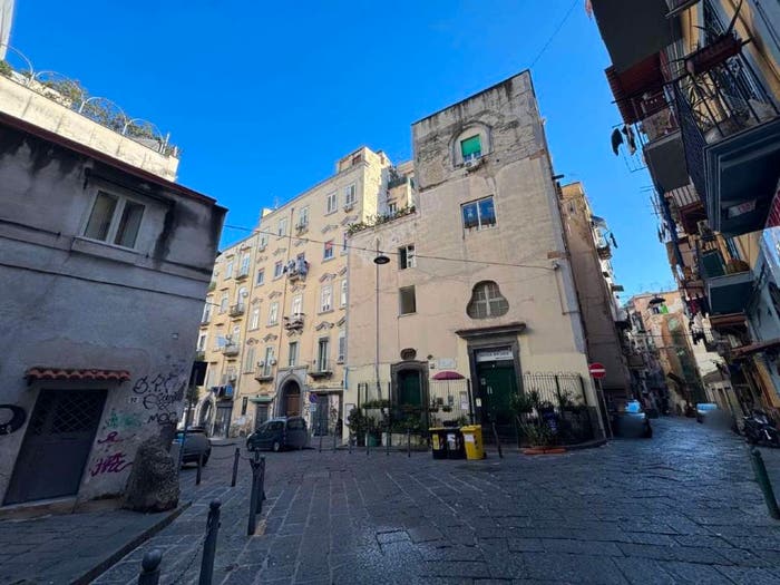 Appartamento trilocale in vendita in via Santa Sofia, Tribunali, Napoli