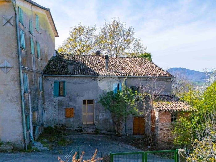 Casa trilocale in vendita in Strada Per Carpaneto, Lesignano de' Bagni