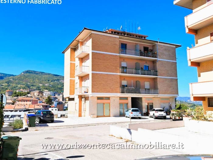 Appartamento con 5 locali in vendita in Centro, Folignano