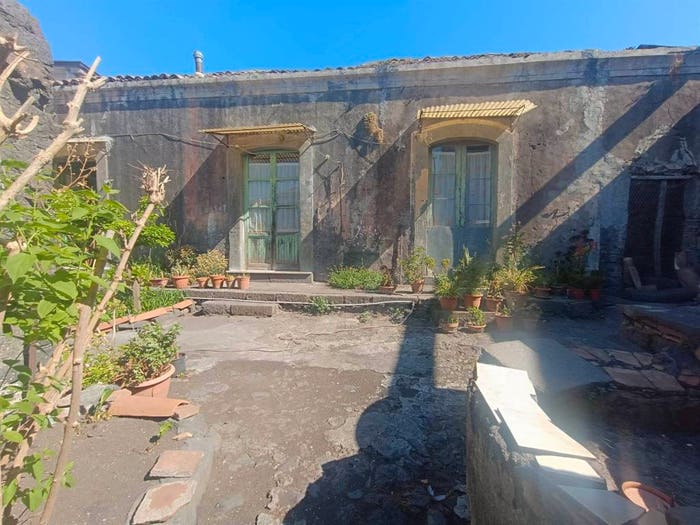 Casa con 6 locali in vendita in via Piave, Nicolosi