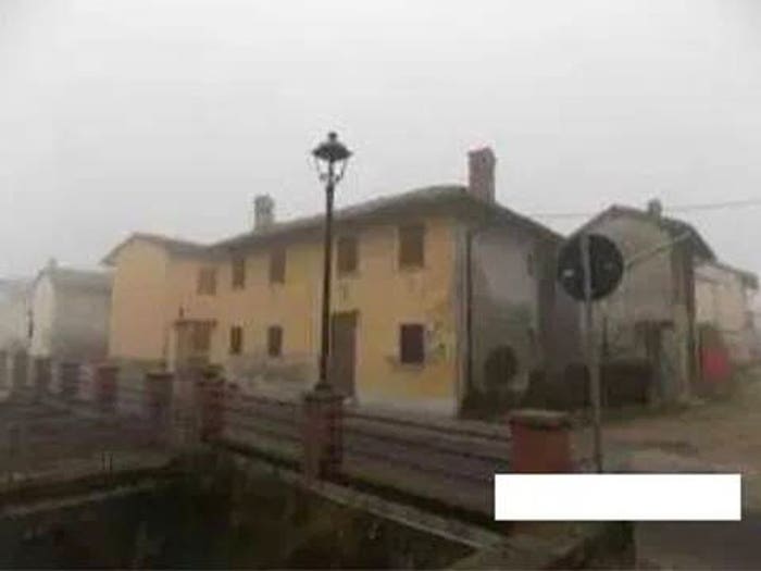 Casa con 6 locali in vendita in Via Duca D'Aosta, Lardirago