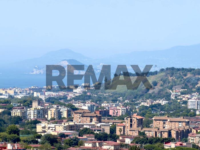Appartamento trilocale in vendita in Via Luigi Caldieri, Vomero, Napoli