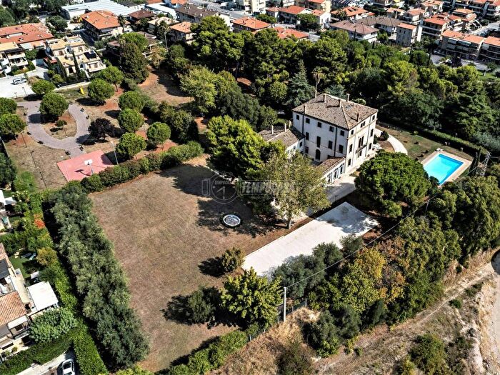 Casa con 6 locali in vendita in Borgo Andrea Costa, Porto San Giorgio
