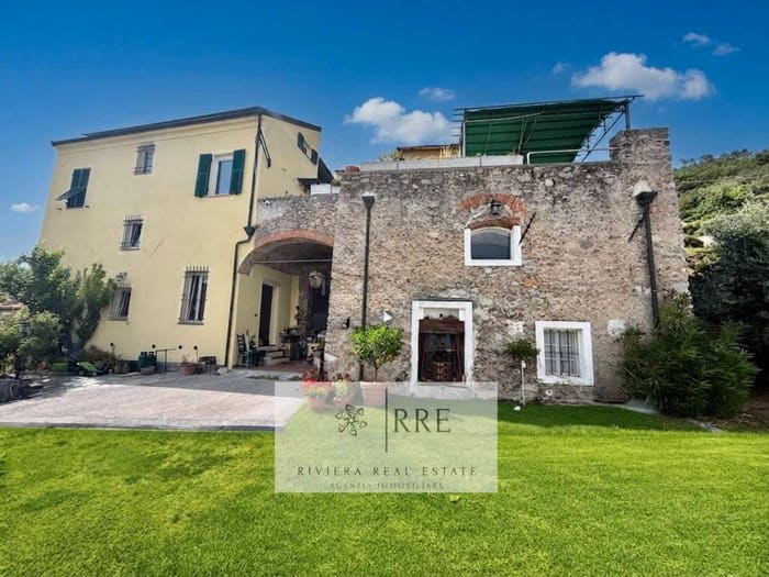 Casa con 6 locali in vendita in via Gandolfi, Centro, Boissano