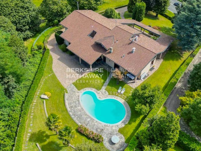 Casa con 6 locali in vendita in Inverigo