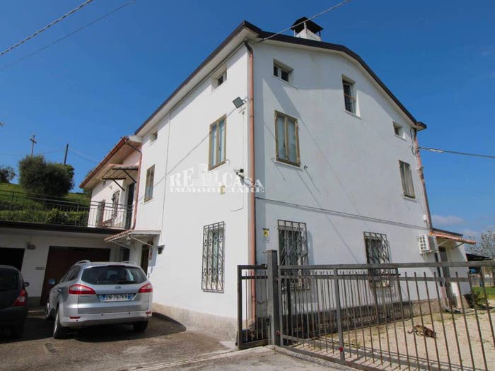 Casa con 6 locali in vendita in contrada Castagneto, Montegiorgio