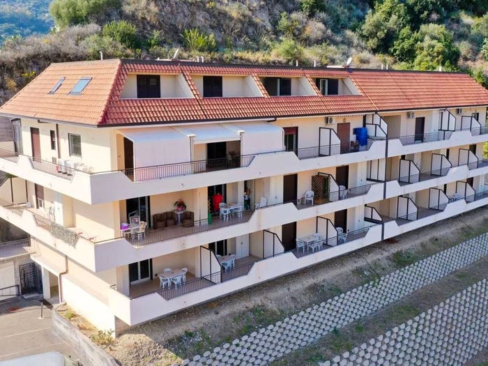 Appartamento bilocale in vendita in Via Montebianco, Letojanni