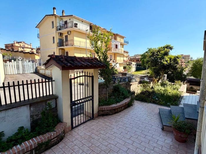 Appartamento trilocale in vendita in Via Castenedolo, Valle Muricana, Roma