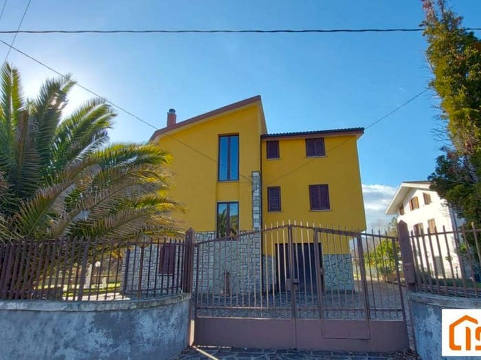 Casa con 6 locali in vendita in Via Guado San Nicola Sant'Eusanio, Monteroduni