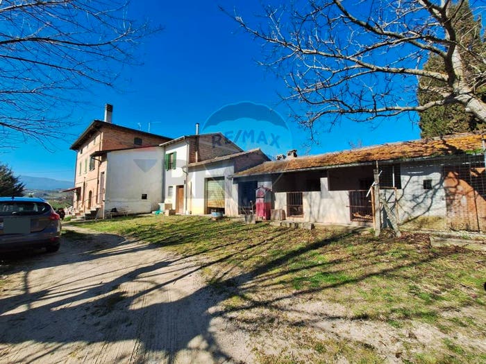 Casa con 6 locali in vendita in Loc Macchie, Montefalco