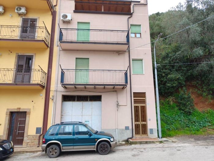Appartamento trilocale in vendita in Via Luciano Orlando, Centro, Caronia