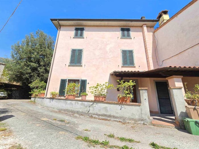 Casa con 6 locali in vendita in Camaiore Paese, Camaiore