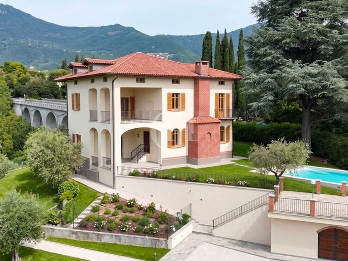 Casa con 6 locali in vendita in Via Gardesana, Roè Volciano