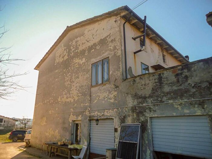 Casa con 5 locali in vendita in via Ognisanti, Urbino