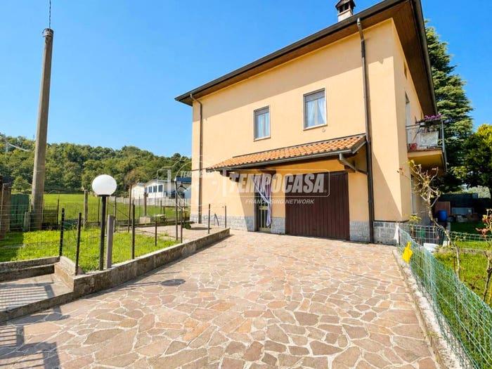 Casa con 6 locali in vendita in Via Como, Centro, Brivio