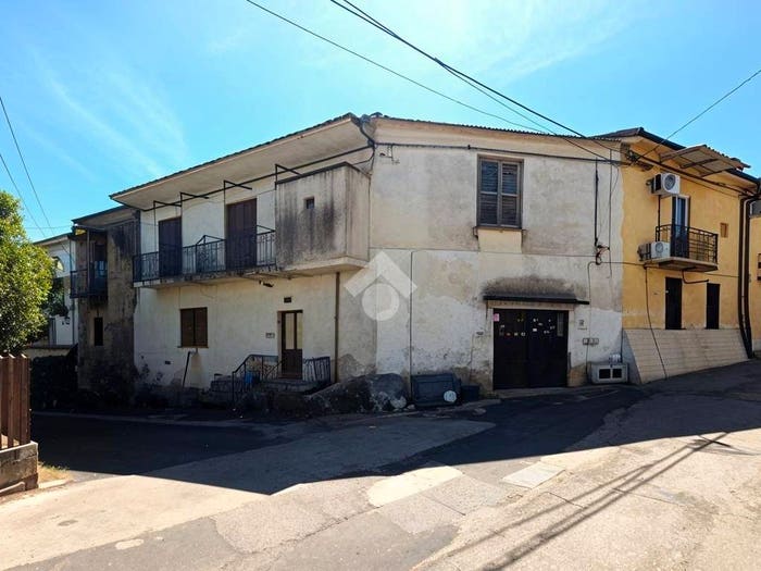 Casa con 6 locali in vendita in Via Cisterna, Centro, Limatola