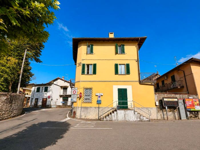Appartamento bilocale in vendita in Piazza Dottor Ludovico Necchi, Centro, Gazzada Schianno
