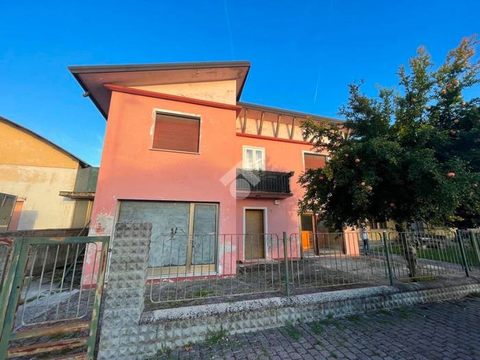 Casa quadrilocale in vendita in Corso Cavour, La Salute Di Livenza, Santo Stino di Livenza
