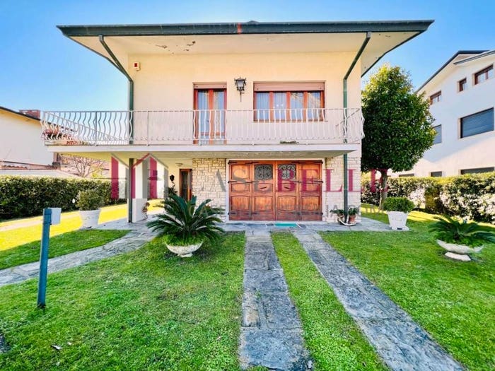 Casa con 6 locali in vendita in Piazza Ferruccio Ferrari, Lido di Camaiore, Camaiore
