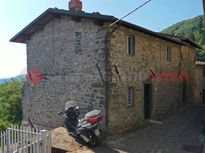 Casa quadrilocale in vendita in Via San Sebastiano, Casatico, Camporgiano
