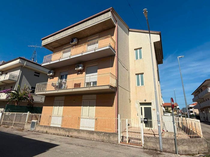 Appartamento quadrilocale in vendita in Via Oglio, Lungomare Marconi, Alba Adriatica