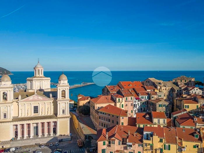 Casa bilocale in vendita in Salita Gregorio de Ferrari, Porto Maurizio, Imperia
