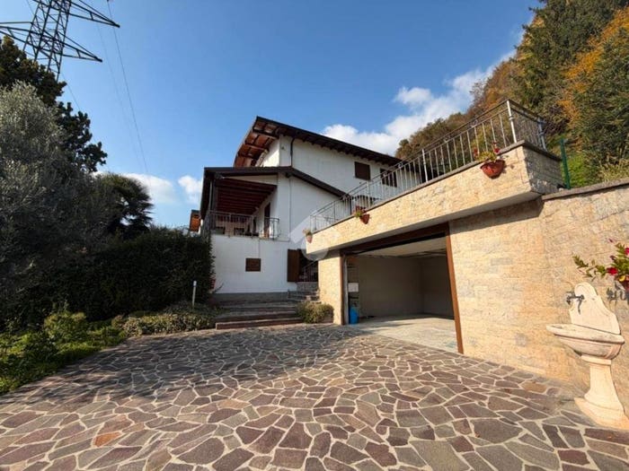 Casa con 6 locali in vendita in Via della costituzione, Endine Gaiano