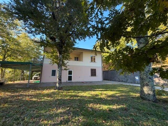 Casa con 6 locali in vendita in Marliana