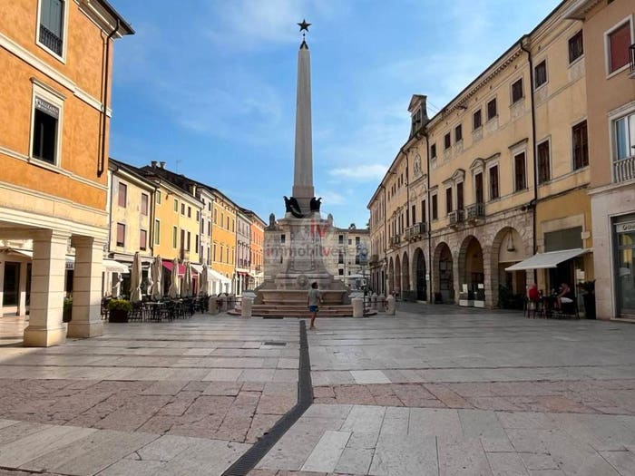 Casa con 6 locali in vendita in PIAZZA GARIBALDI, Centro, Lonigo